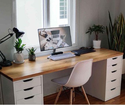 Bàn làm việc Ikea thường được làm bằng chất liệu gỗ MDF