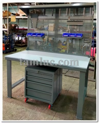 Bàn làm việc kỹ thuật đa năng với kệ dụng cụ, đèn chiếu sáng và ngăn kéo tiện lợi