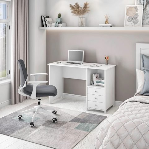 Bàn làm việc văn phòng màu trắng hiện đại, tối giản, mang lại cảm giác rộng rãi cho không gian làm việc.