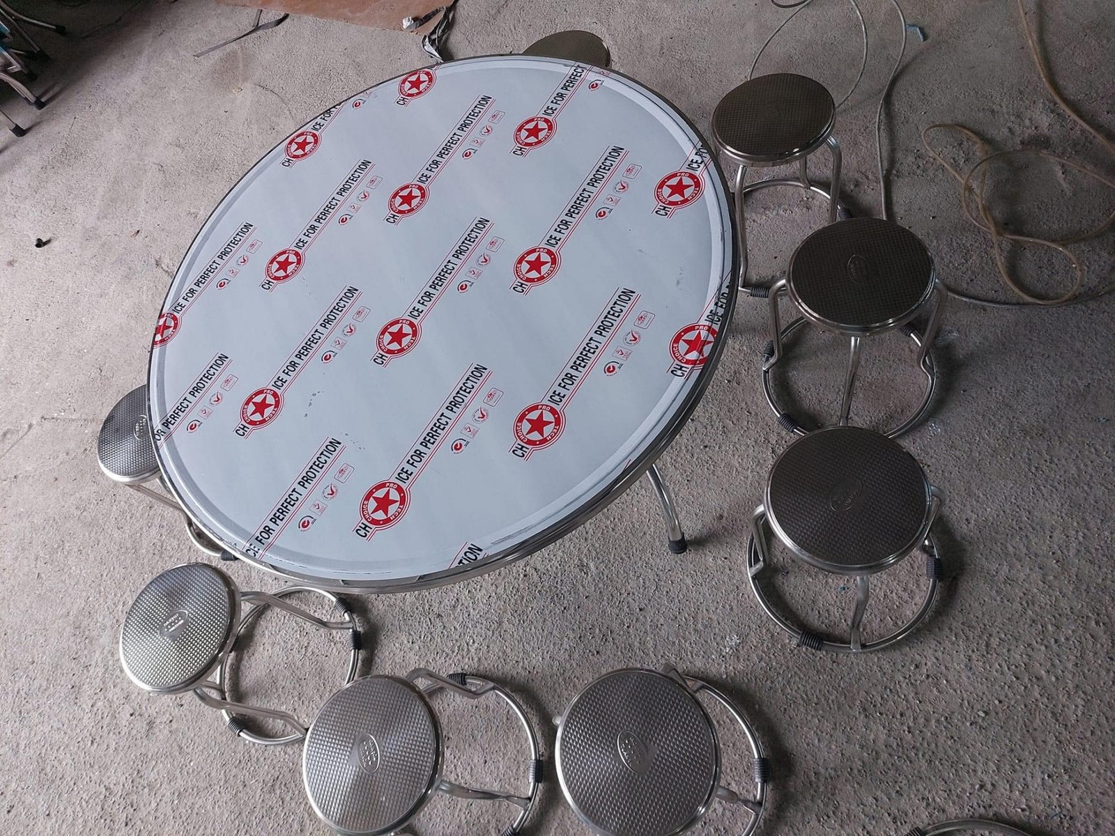 Bàn tròn inox lớn kèm 10 ghế phù hợp đại gia đình