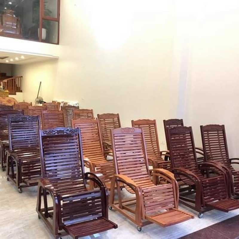 Bánh xe di chuyển tiện lợi trên ghế thư giãn bập bênh gỗ giúp dễ dàng thay đổi vị trí