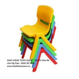 Bé gái ngồi trên ghế nhựa màu xanh lá, thể hiện sự thoải mái và an toàn khi sử dụng ghế nhựa cho bé ngồi
