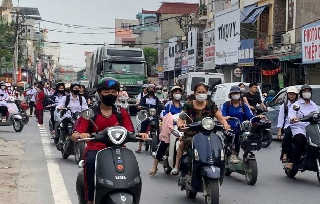 Biện pháp đảm bảo an toàn giao thông tại cổng trường học, dưới sự giám sát của ủy ban an toàn giao thông địa phương