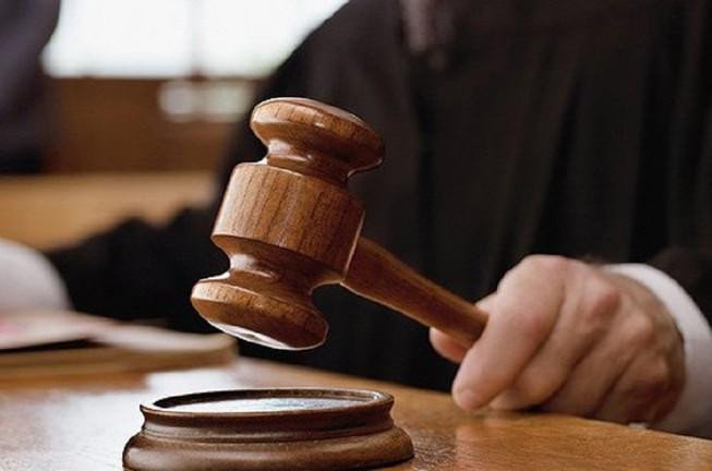 Biểu tượng cán cân công lý và búa của thẩm phán, liên quan đến thời hạn giao bản án dân sự phúc thẩm