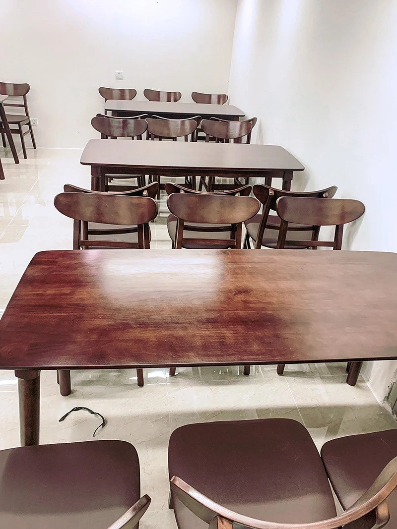 Bộ bàn ăn Mango màu nâu Walnut trong không gian ấm cúng