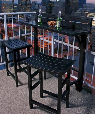 Bộ bàn ghế ban công nhỏ gọn màu trắng đặt trên ban công chung cư