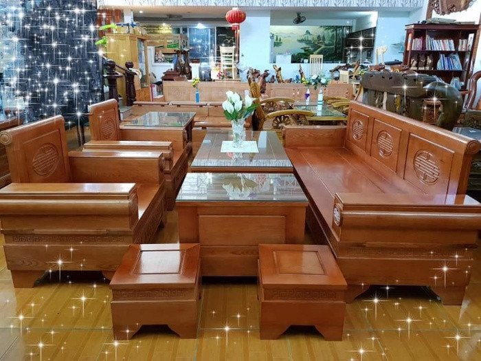 Bộ bàn ghế được sắp xếp gọn gàng, thể hiện sự hài hòa trong các mối quan hệ liên quan đến giấc mơ thấy bộ bàn ghế
