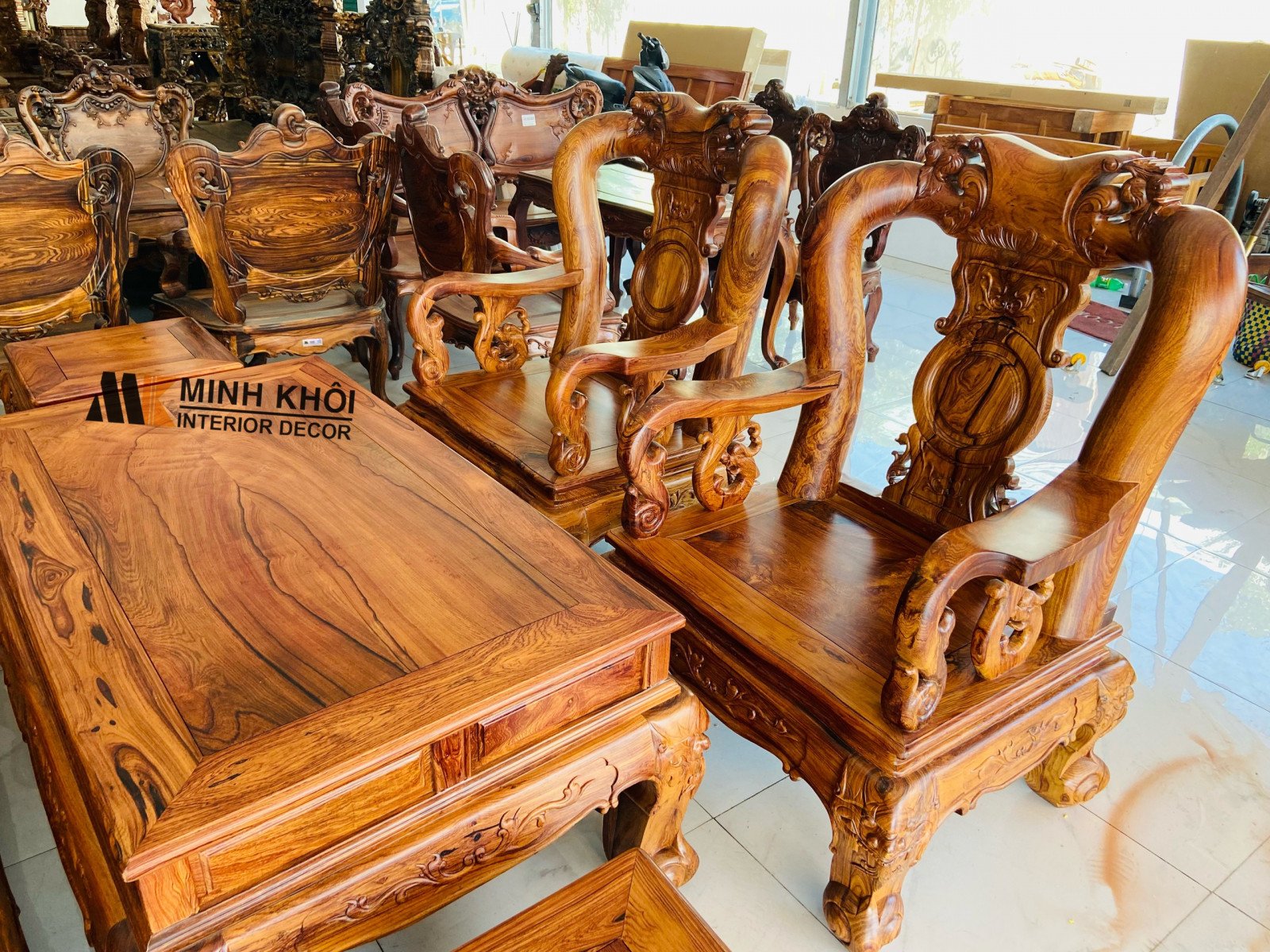 Bộ bàn ghế gỗ cẩm lai 6 món tay 12 với đường nét cổ điển.