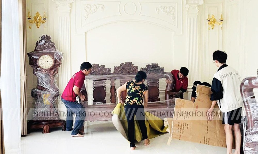 Bộ bàn ghế gỗ cẩm lai chạm khắc tinh xảo, thể hiện đẳng cấp gia chủ.