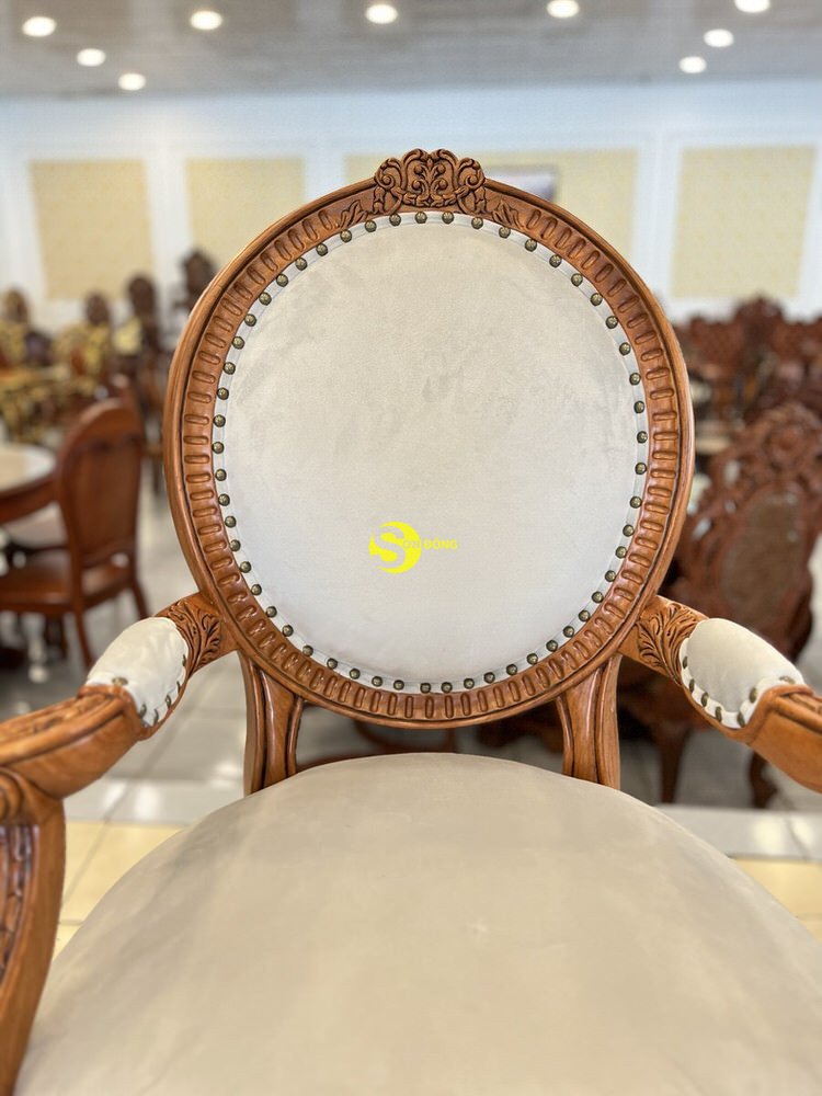 Bộ bàn ghế hoàng gia với tông màu ấm