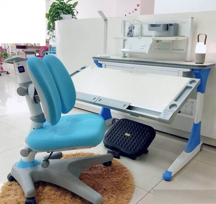 Bộ bàn ghế học thông minh chống gù chống cận IK KIDS màu xanh