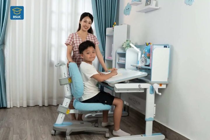 Bộ bàn học sinh lớp 1 có chiều cao phù hợp giúp trẻ học tập hiệu quả