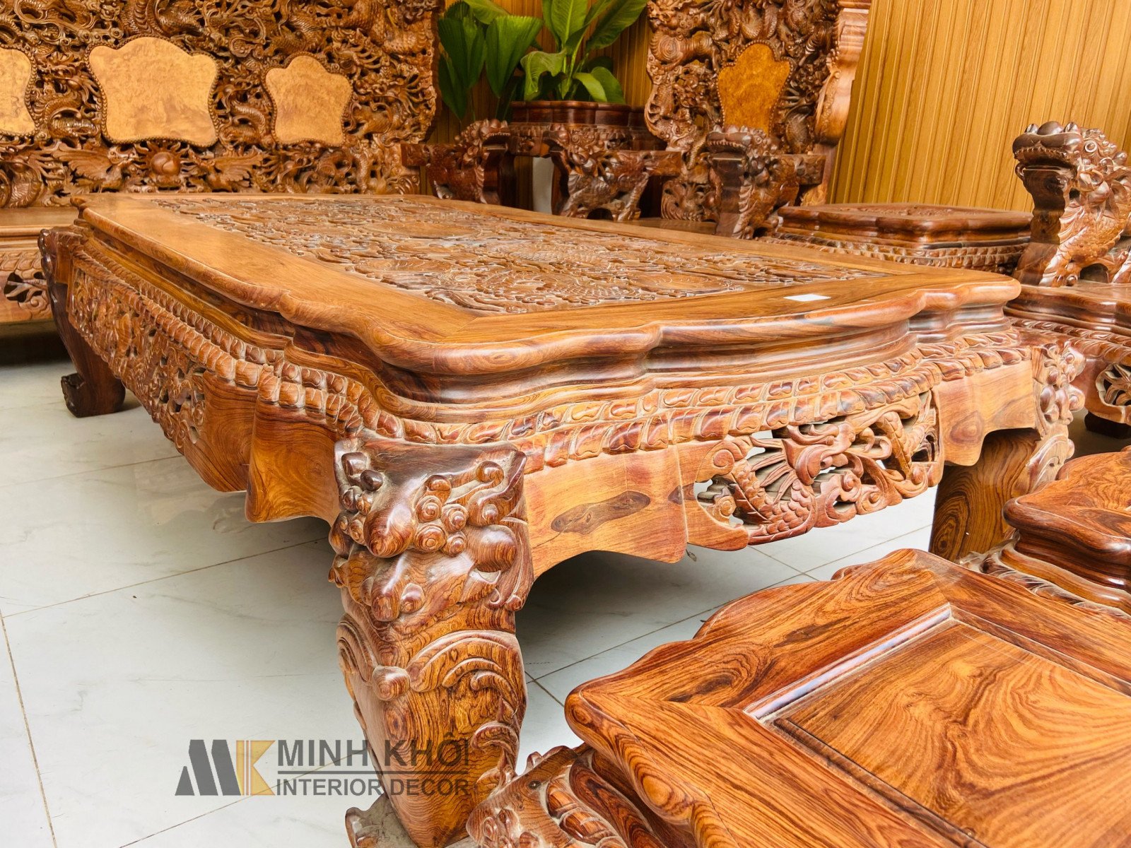 Bộ ghế gỗ cẩm lai chạm Cửu Long với đường nét điêu khắc mạnh mẽ