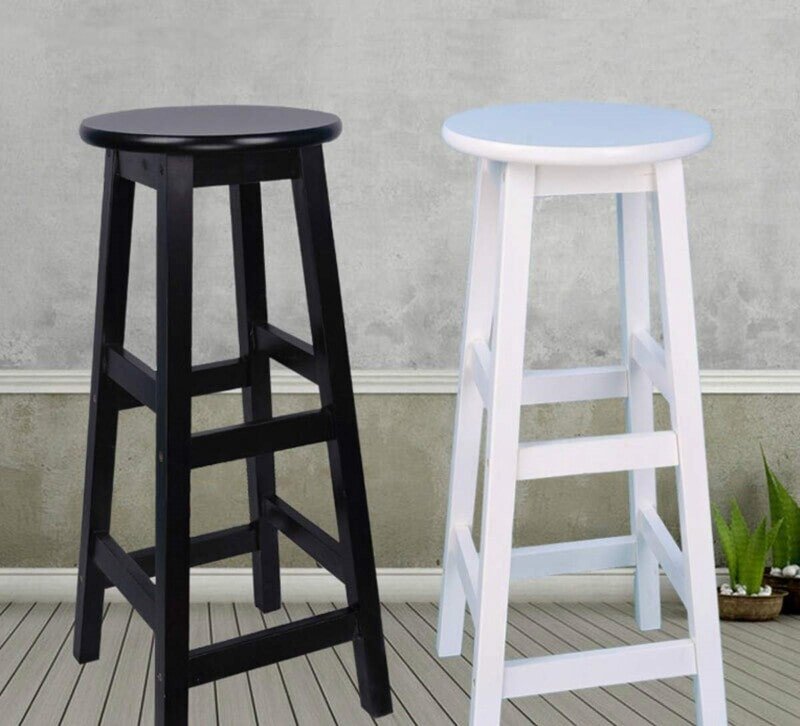 bộ ghế gỗ tròn 4 chân dài với mặt ghế được sơn bóng