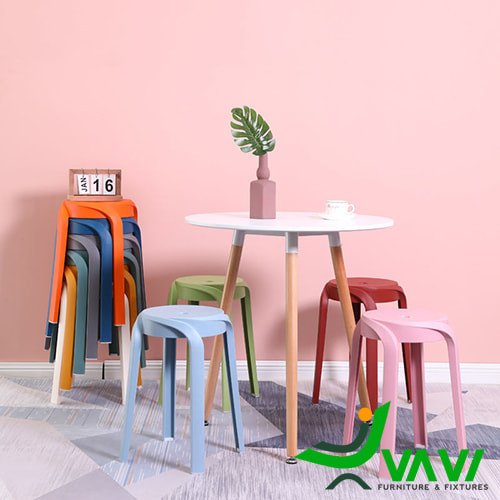 Bộ ghế nhựa tròn cao sắp đặt trong không gian phòng ăn