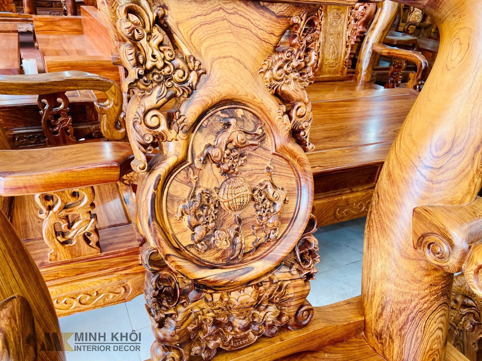 Bộ salon gỗ cẩm lai chạm Nghê tay 16, sang trọng và bề thế.