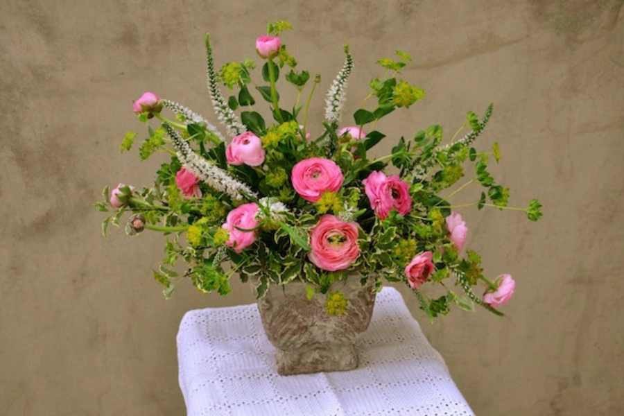 Cắm hoa rẽ quạt để bàn uống nước