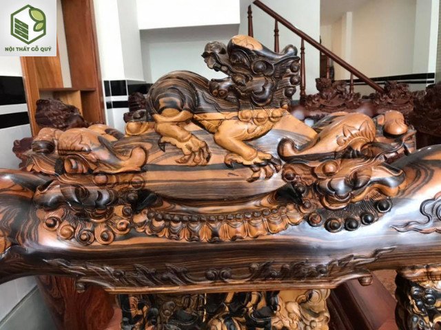 Cận cảnh chi tiết chạm khắc hình Nghê trên ghế gỗ mun hoa