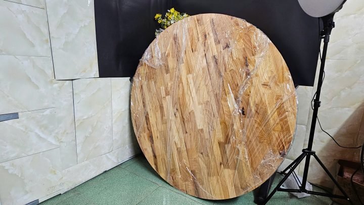 Cắt mặt bàn gỗ theo yêu cầu