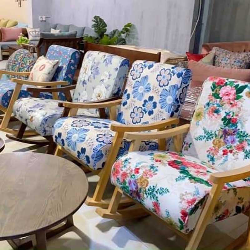 Cấu trúc khung gỗ sồi chắc chắn của ghế bập bênh phong cách vintage