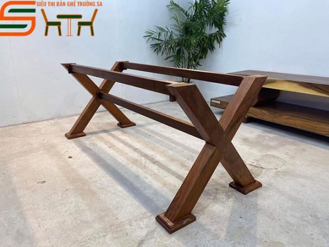 Chân bàn ăn gỗ nguyên khối mang lại vẻ đẹp sang trọng và chắc chắn cho không gian