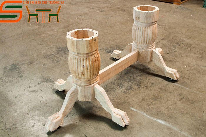 Chân bàn gỗ tiện với hoa văn chạm khắc tinh xảo, đậm chất nghệ thuật