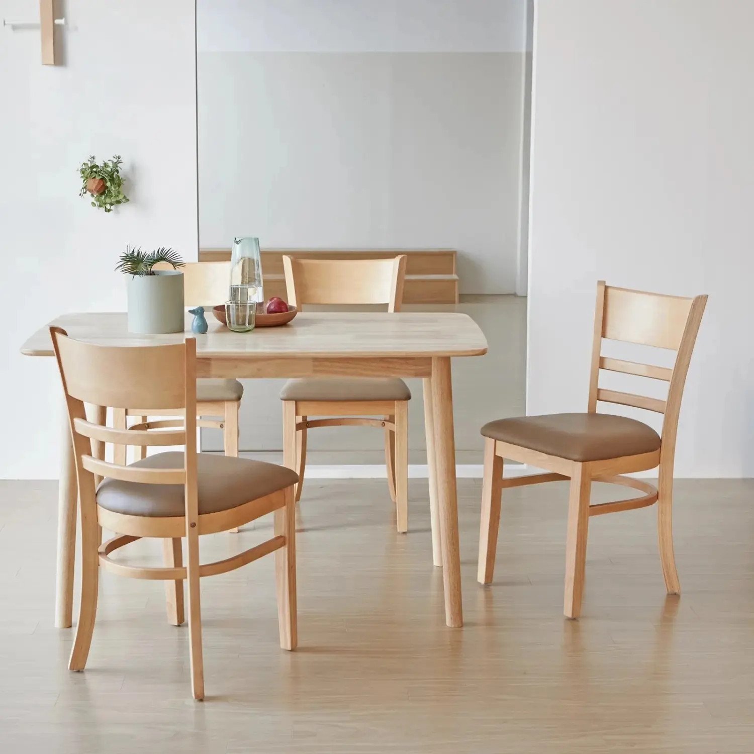 chi tiết bộ bàn 4 ghế gỗ đơn giản tinh tế