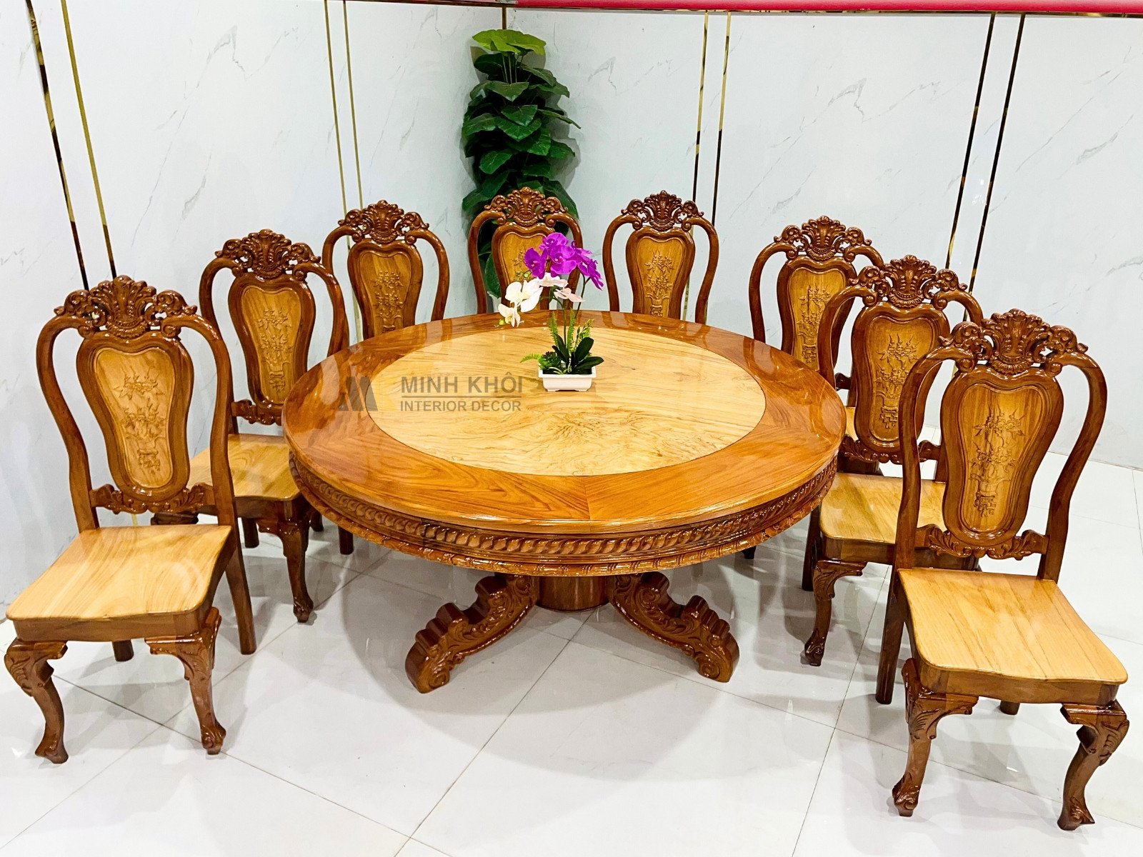 Chi tiết chạm khắc hoa lá tây trên lưng ghế ăn hoàng gia gỗ tự nhiên