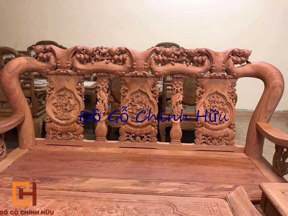 Chi tiết chạm khắc quả đào trên ghế Minh Đào