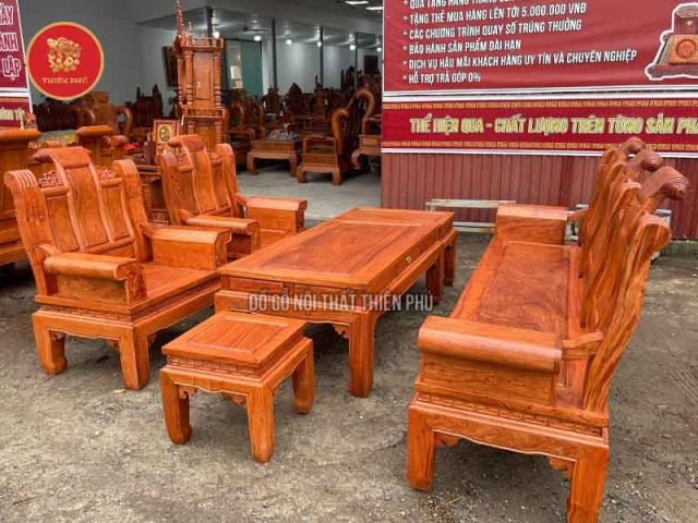 Chi tiết chạm khắc tinh xảo trên bộ bàn ghế Âu Á, khoe trọn vẻ đẹp tự nhiên và đường vân gỗ hương đá độc đáo