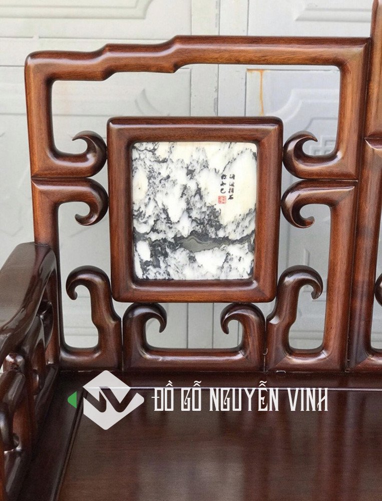 Chi tiết chạm khắc trên bộ bàn ghế gụ móc mỏ tinh xảo