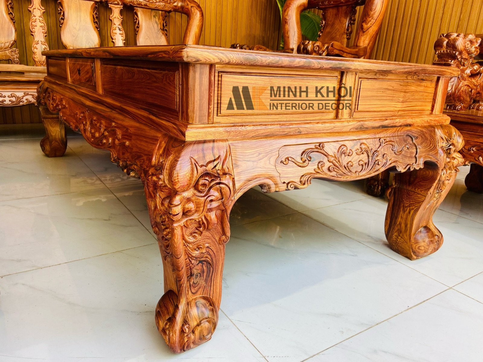 Chi tiết chạm Nghê tinh xảo trên đỉnh ghế bộ salon gỗ cẩm lai cao cấp.