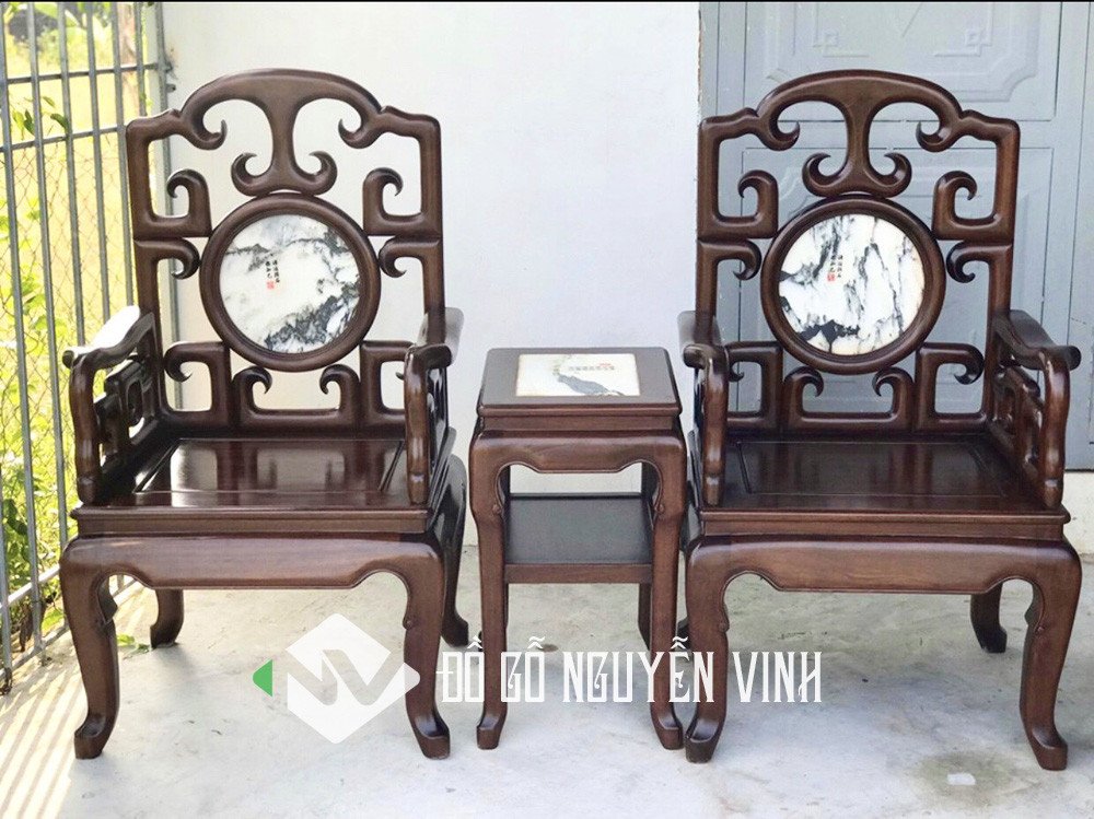 Chi tiết vân gỗ tự nhiên và nước sơn bóng của bàn ghế gỗ gụ