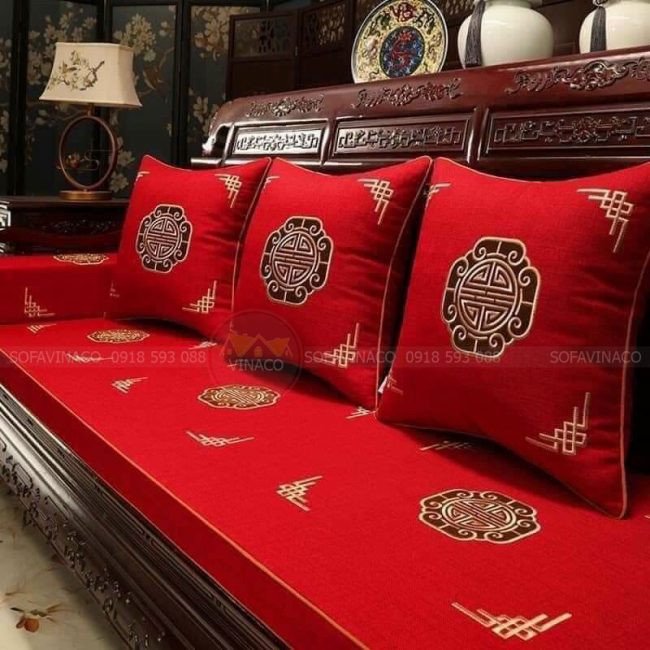 Đệm ghế gỗ thêu hoa văn truyền thống sang trọng