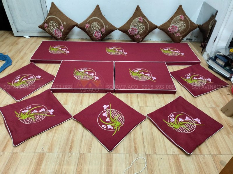 Đệm thêu hình hoa lan trên nền đỏ đô