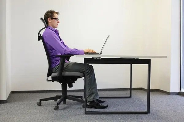 Độ cao của ghế tựa chống mỏi lưng phù hợp giúp chân luôn thoải mái