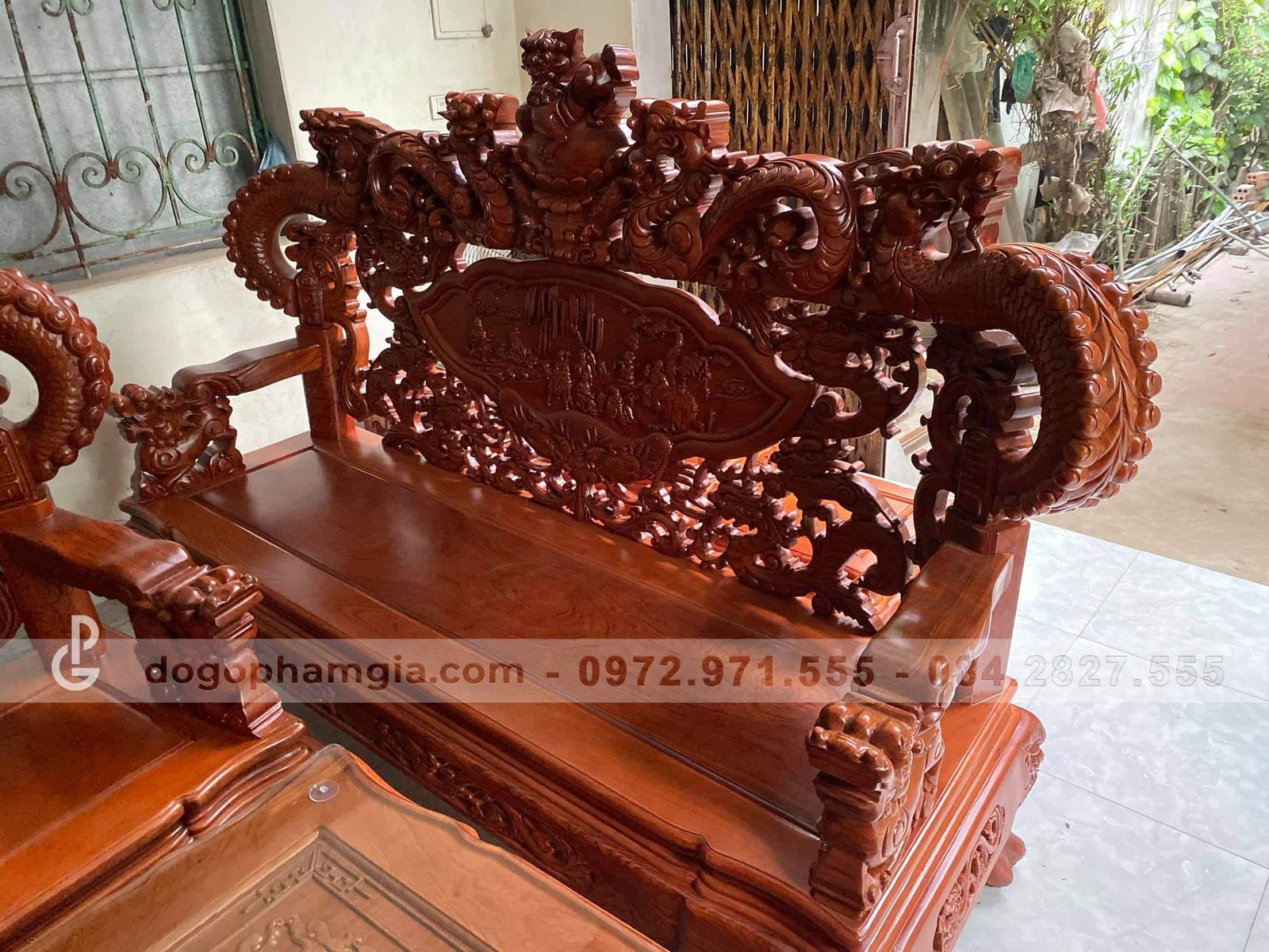 Đoản dài của bộ bàn ghế gỗ phòng khách 10 món nổi bật vân gỗ hương đá tự nhiên