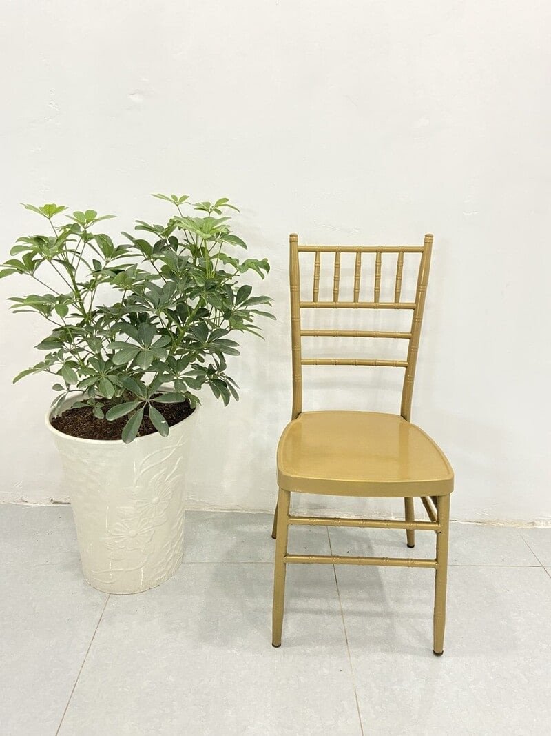 Ghế Chiavari vàng đồng tạo điểm nhấn cho bàn tiệc cưới sang trọng