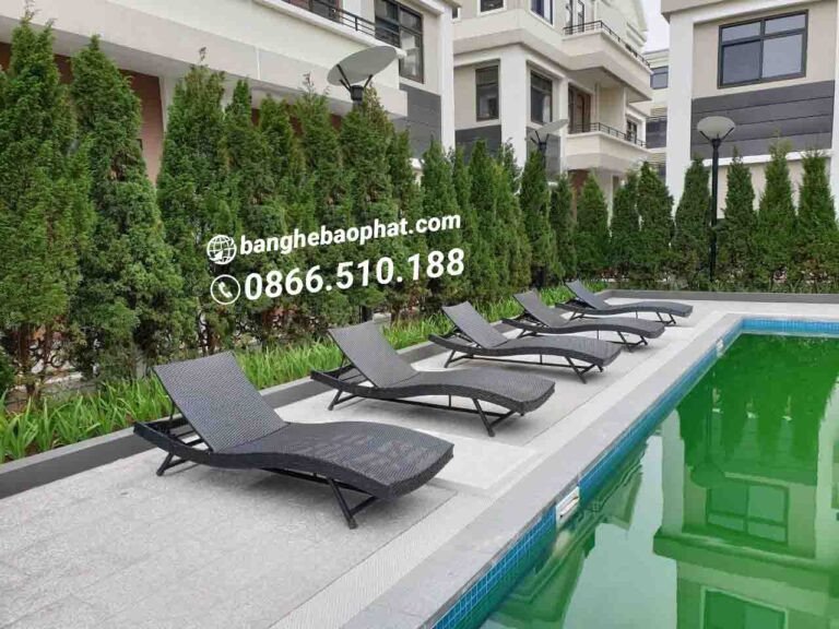 Ghế nhựa giả mây hài hòa với cảnh quan hồ bơi