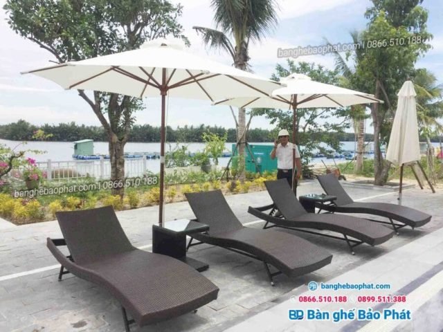 Ghế nhựa giả mây thư giãn tại hồ bơi