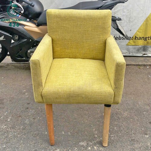 Ghế sofa cà phê chân gỗ bọc nệm êm ái, thích hợp cho khu vực thư giãn