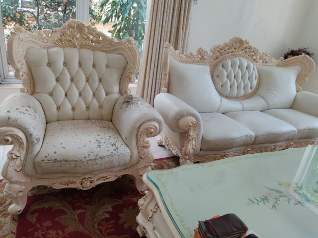 Ghế sofa cổ điển cũ bị bong tróc, mất thẩm mỹ trước khi được bọc da mới
