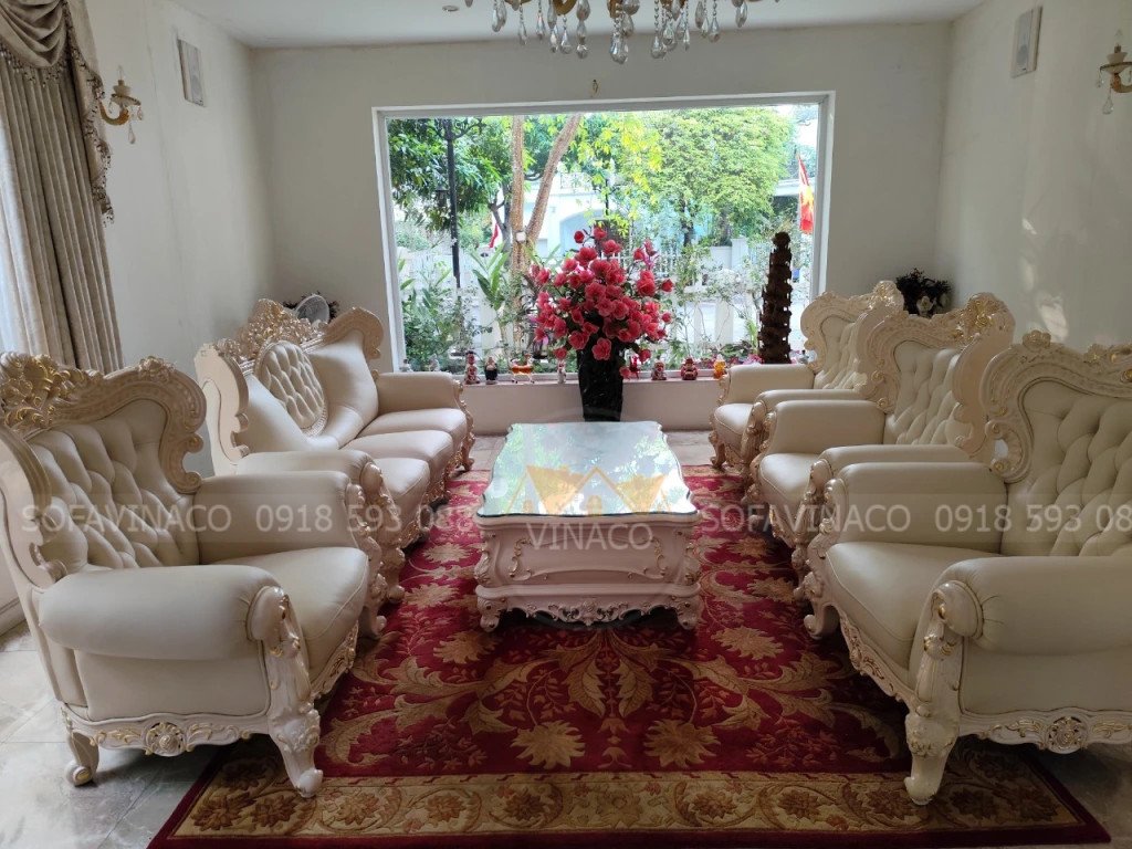 Ghế sofa tân cổ điển sau khi được bọc da mới tại một căn hộ