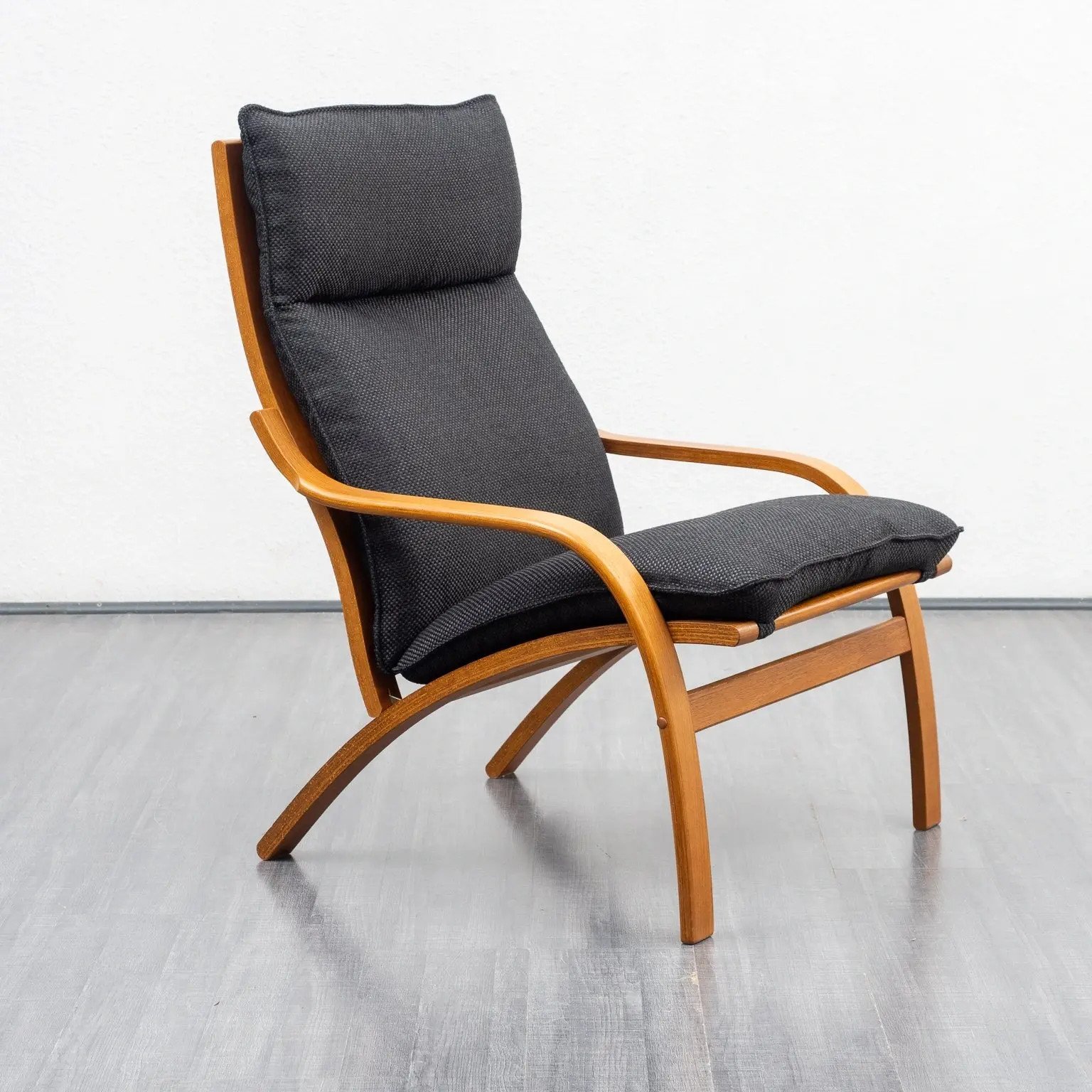 Ghế tựa lưng gỗ hiện đại kết hợp đệm vải êm ái, mang lại trải nghiệm thư giãn tối ưu.
