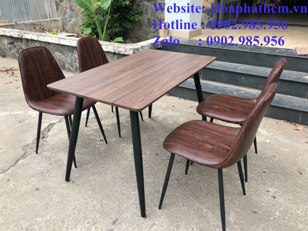 Ghế tựa lưng quán cà phê với mặt ngồi êm ái