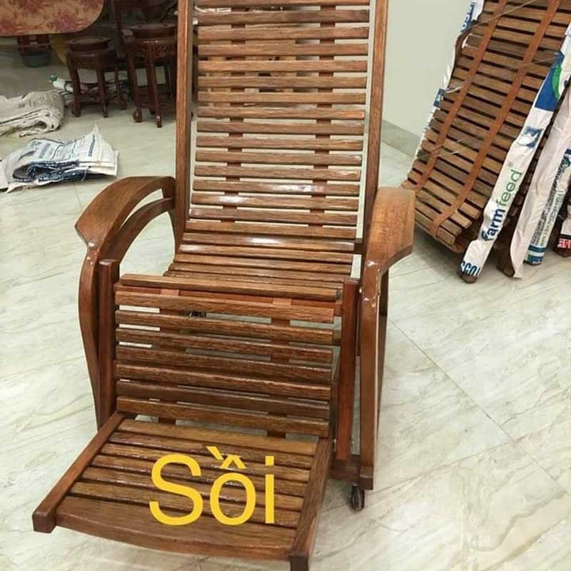 Góc thư giãn lý tưởng với ghế bập bênh gỗ cạnh cửa sổ hoặc trong vườn