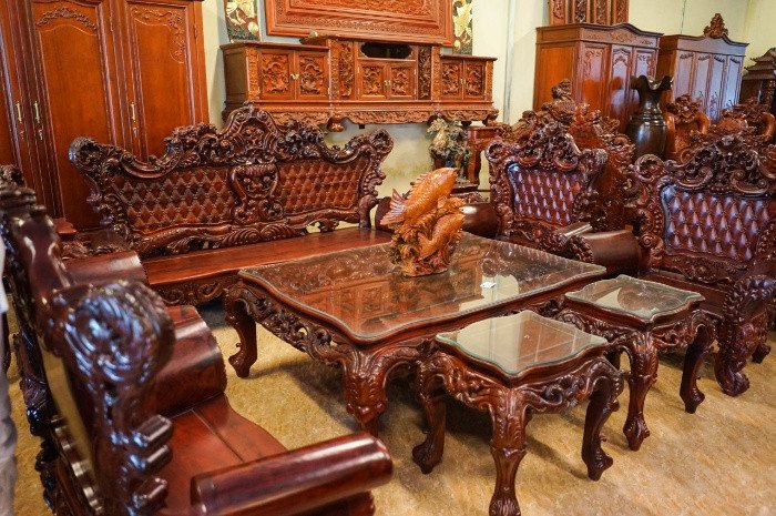 Hình ảnh một bộ bàn ghế phòng khách hiện đại, tượng trưng cho điềm lành khi mơ thấy bộ bàn ghế