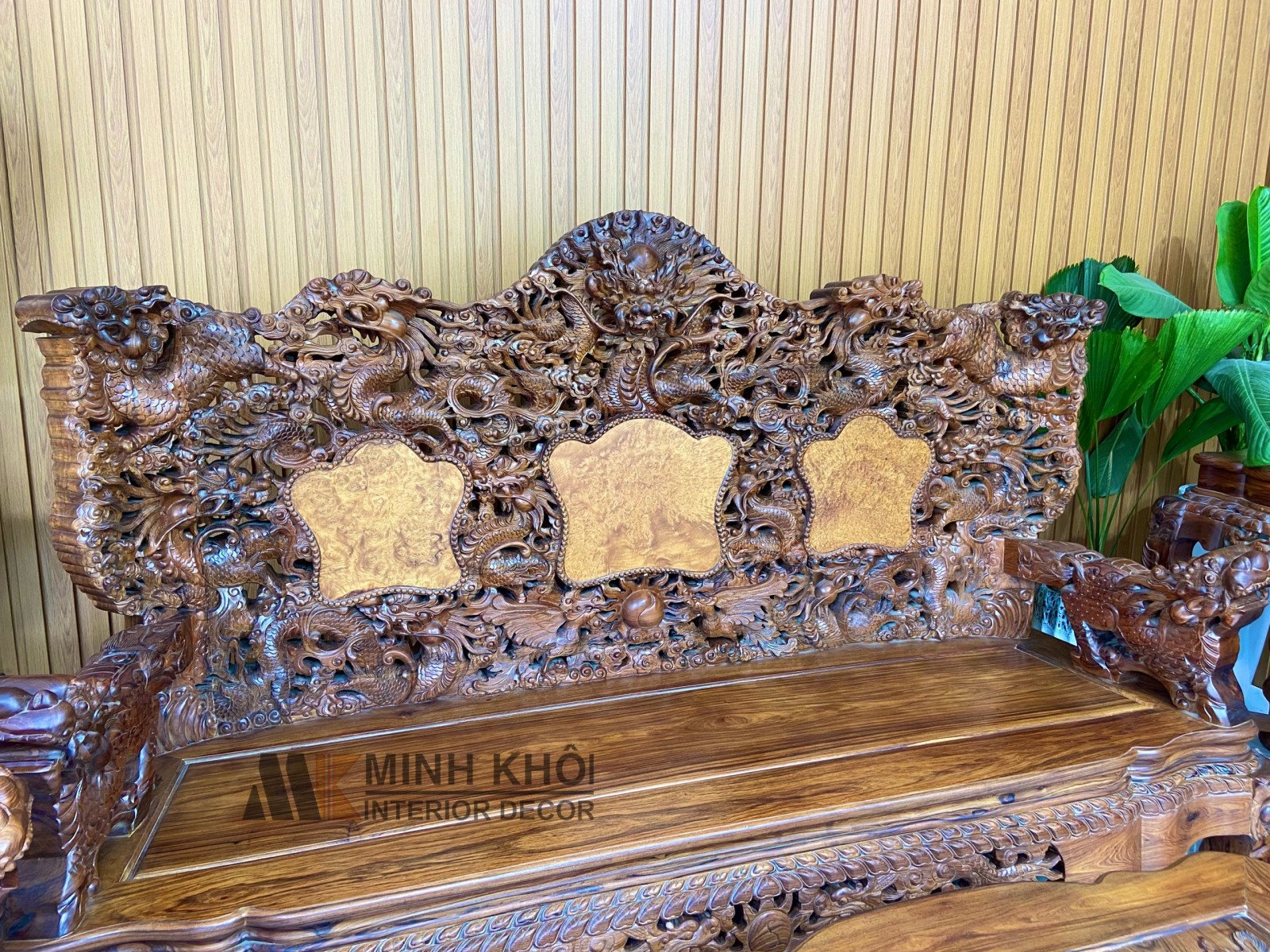 Hình ảnh rồng chạm khắc tinh xảo trên lưng ghế gỗ cẩm lai