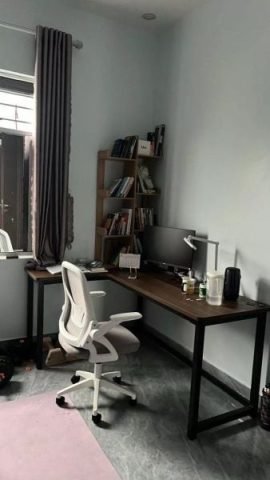 Hình ảnh thực tế bàn làm việc chữ L trong một không gian văn phòng nhỏ gọn