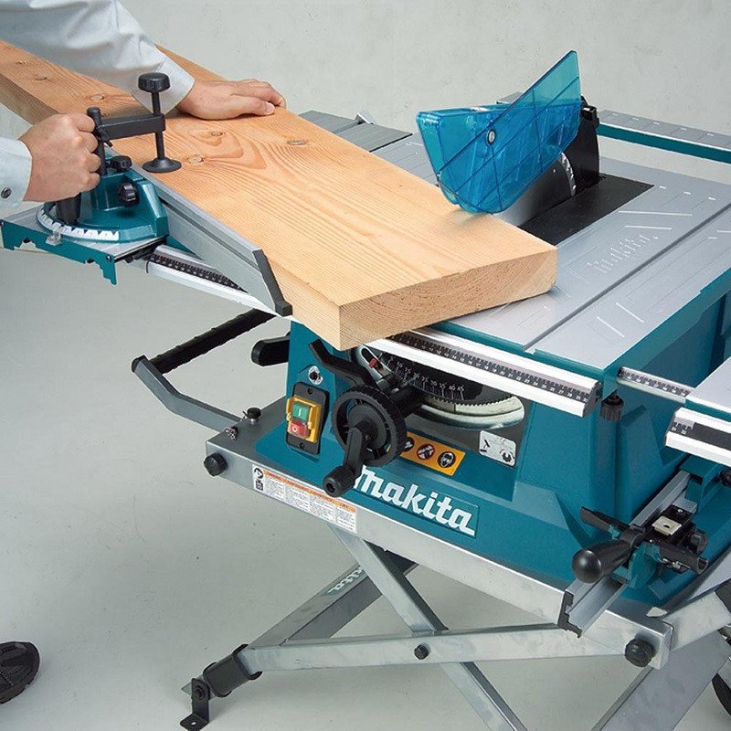 Hướng dẫn an toàn khi sử dụng máy cắt bàn gỗ: không đeo găng tay để tránh tai nạn.